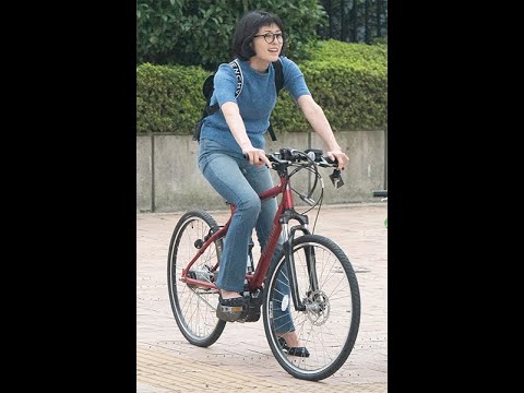 ｗ不倫を認めた阿部哲子アナ自転車で颯爽 写真４枚 Mask9 Com